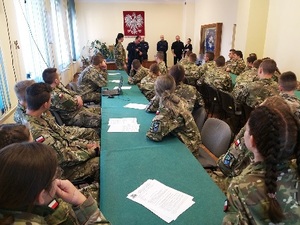 Spotkanie policjantów z uczniami klasy mundurowej