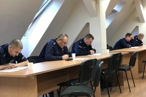 Policjanci służby dyżurnej. Uczestnicy eliminacji