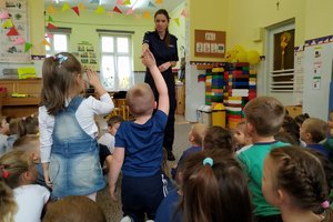 Przedszkolaki z policjantami