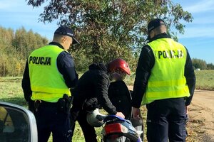 Motorowerzysta kontrolowany przez policjantów