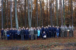 Zdjęcie grupowe uczestników sadzenia dębów