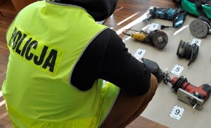 Policjant i odzyskane narzędzia