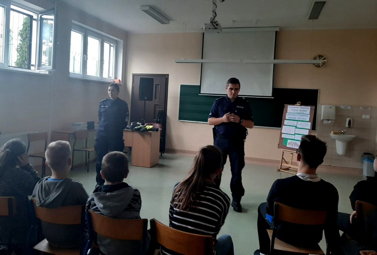 Spotkanie policjantów z młodzieżą z Marzęcic