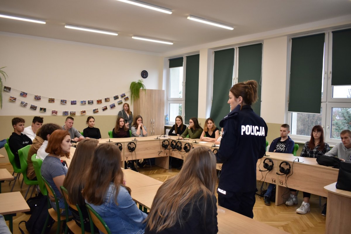 Spotkanie młodzieży z policjantką ze Szczytna