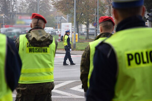 Policjanci i żandarmi na drodze