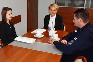 Komendant Powiatowy Policji w Szczytnie podczas spotkania z pracownicami banku