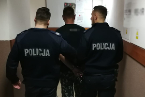 Zatrzymany mężczyzna prowadzony przez policjantów