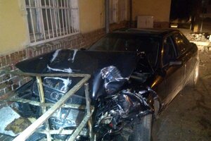 Rozbity samochód stojący przy budynku dworca