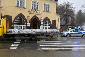 Miejsce potrącenia pieszej. Laweta i radiowóz stojące przy przejściu dla pieszych