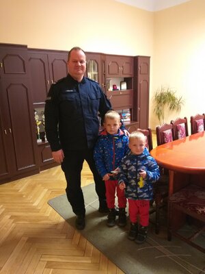 wizyta dzieci w gabinecie komendanta Nidzica