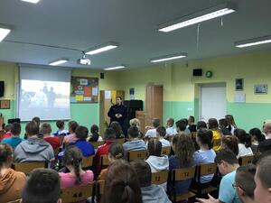 uczniowie, policjantka, szkoła