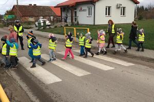 dzieci, przejście przez pasy, kamizelki odblaskowe