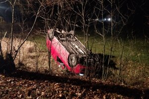 Miejsce zdarzenia w powiecie oleckim. Samochód leżący na dachu