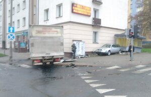 Rozbite samochody na miejscu zdarzenia