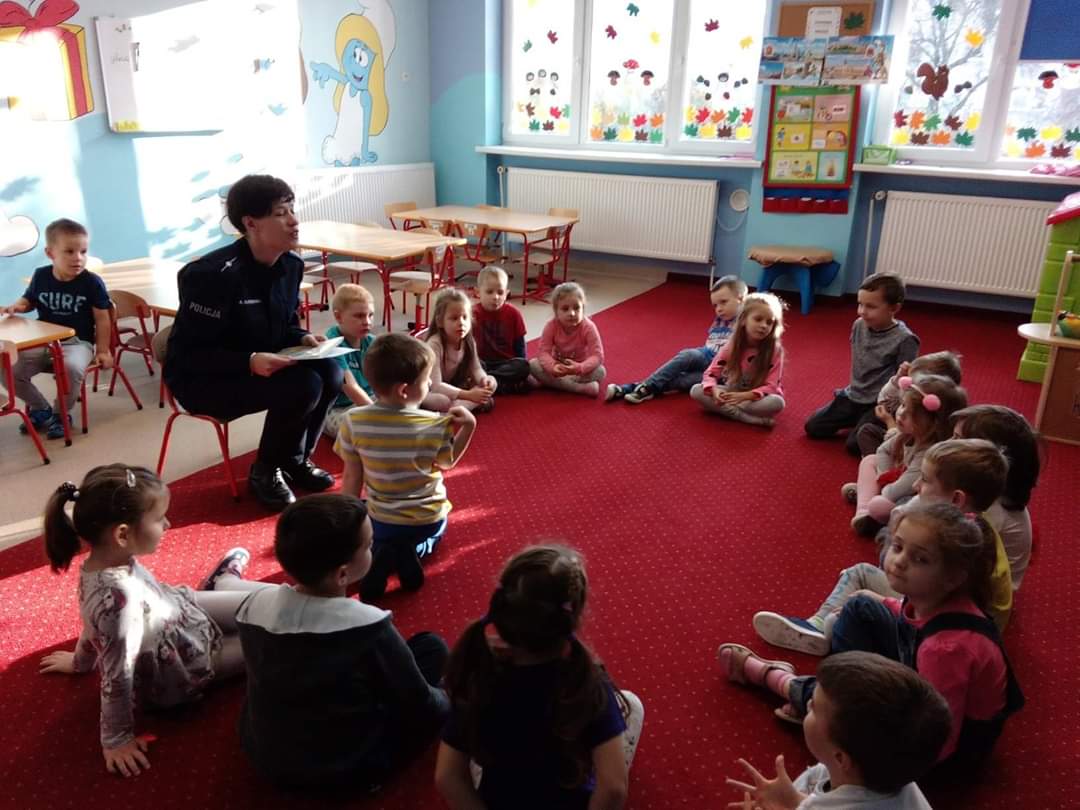 policjanci czytają dziecom