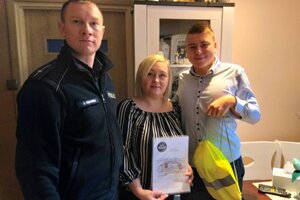 Spotkanie policjanta z nastolatkiem i jego mamą