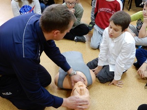 Dzieci i policjanci podczas zajęć z pierwszej pomocy przedmedycznej