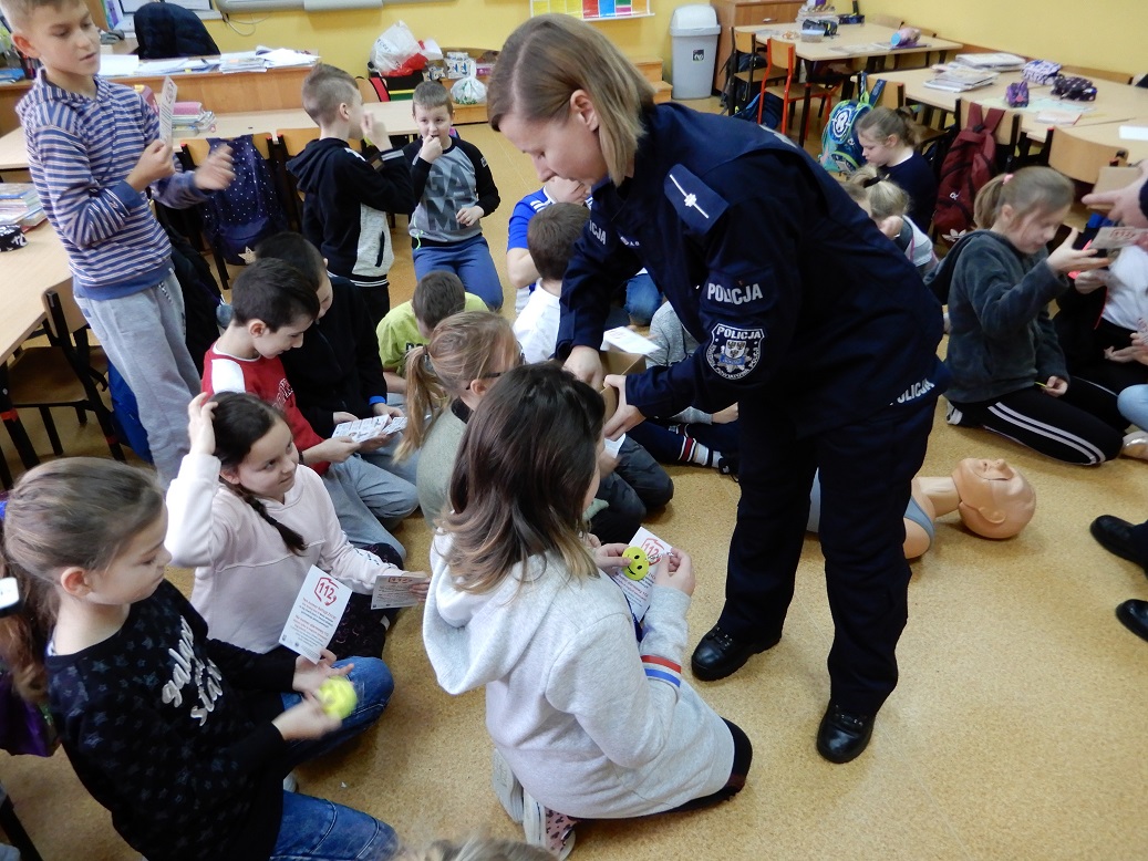 Dzieci i policjanci podczas zajęć z pierwszej pomocy przedmedycznej