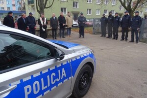 Uczestnicy przekazania nowego radiowozu policjantom