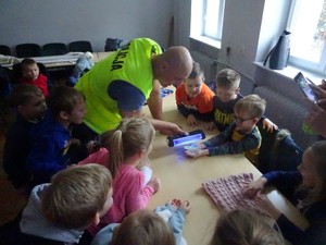Przedszkolaki podczas spotkania z policjantami