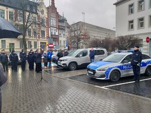 Uczestnicy uroczystego przekazania radiowozów