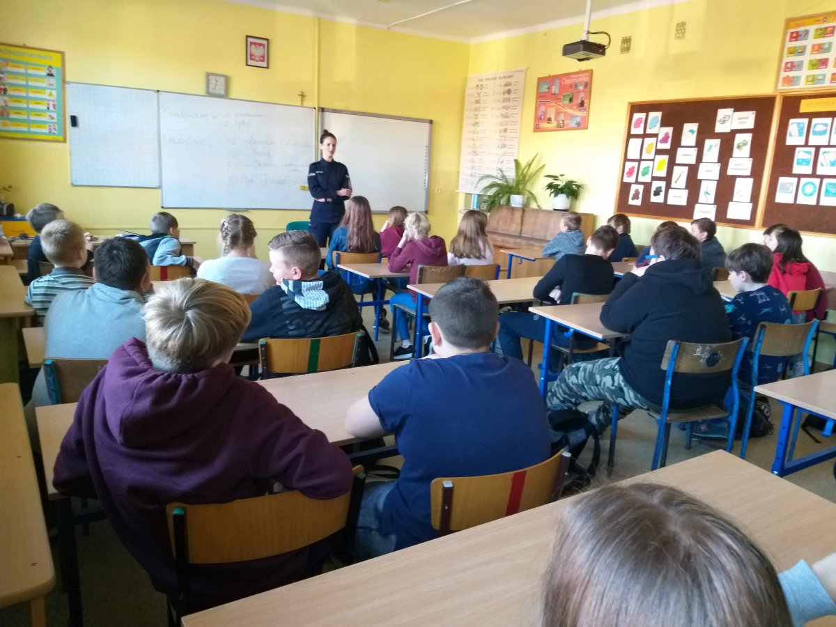 spotkanie policjantki z uczniami