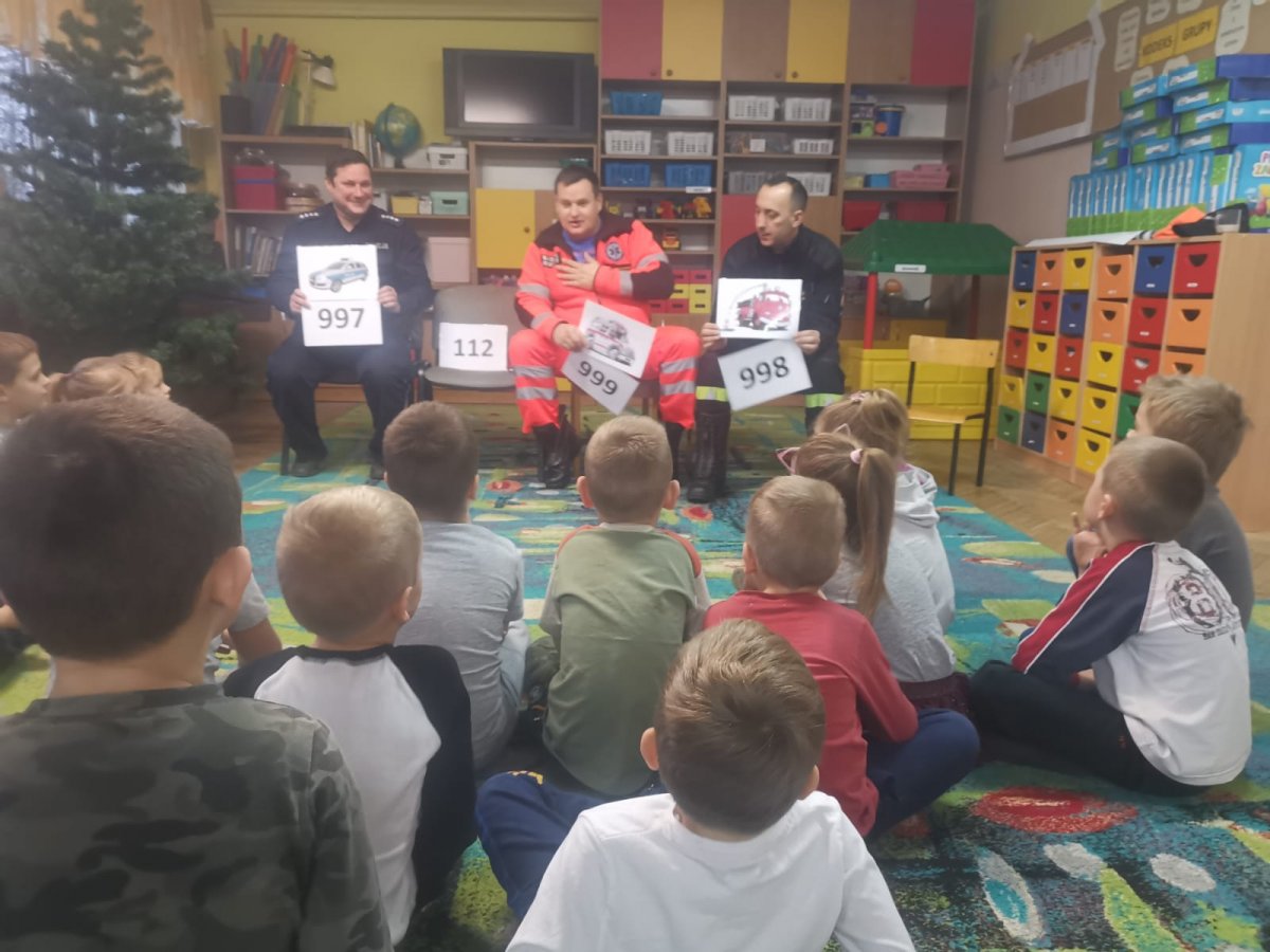 Policjanci i ratownik medyczny na spotkaniu z przedszkolakami