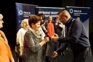Nadinsp. Tomasz Klimek wręcza nagrodę wyróżnionej osobie