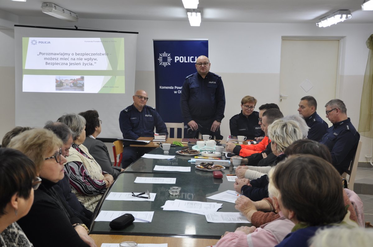 Wystąpienie Komendanta Powiatowego Policji w Olecku podczas debaty z seniorami