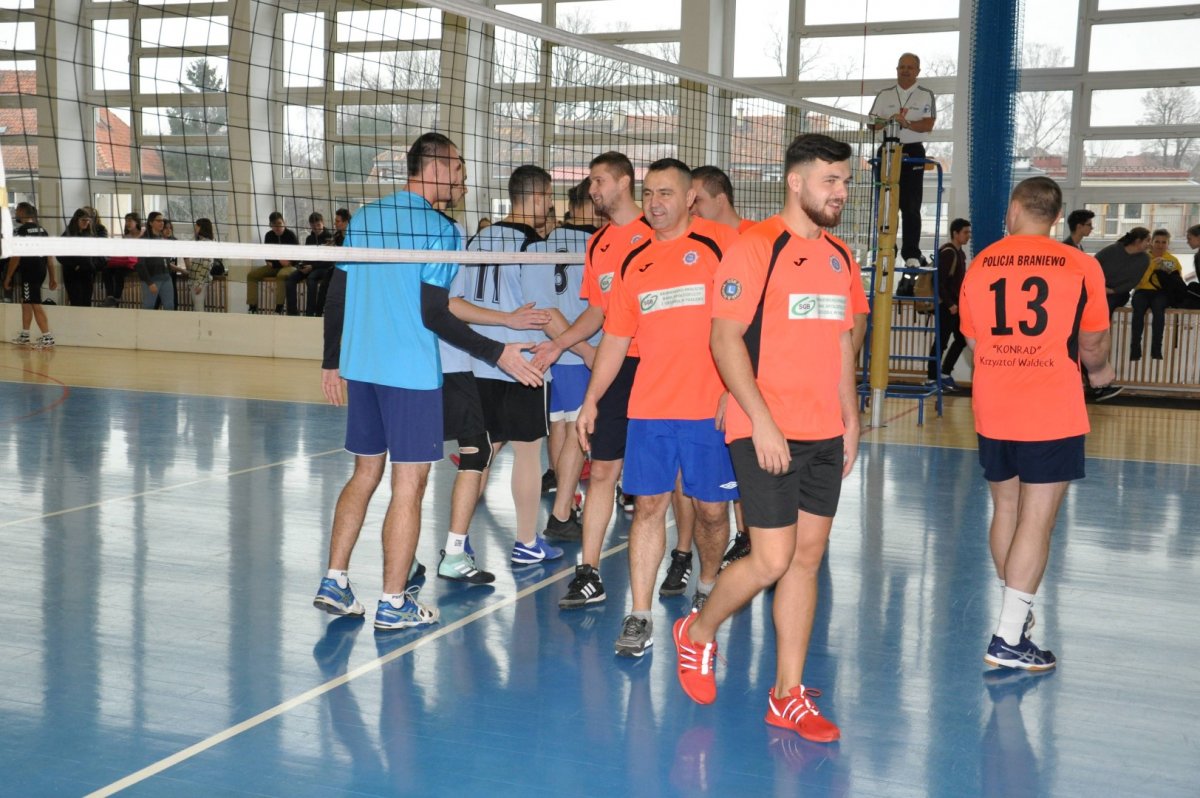 Braniewscy policjanci na hali sportowej