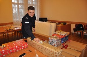 Policjant pakujący prezenty