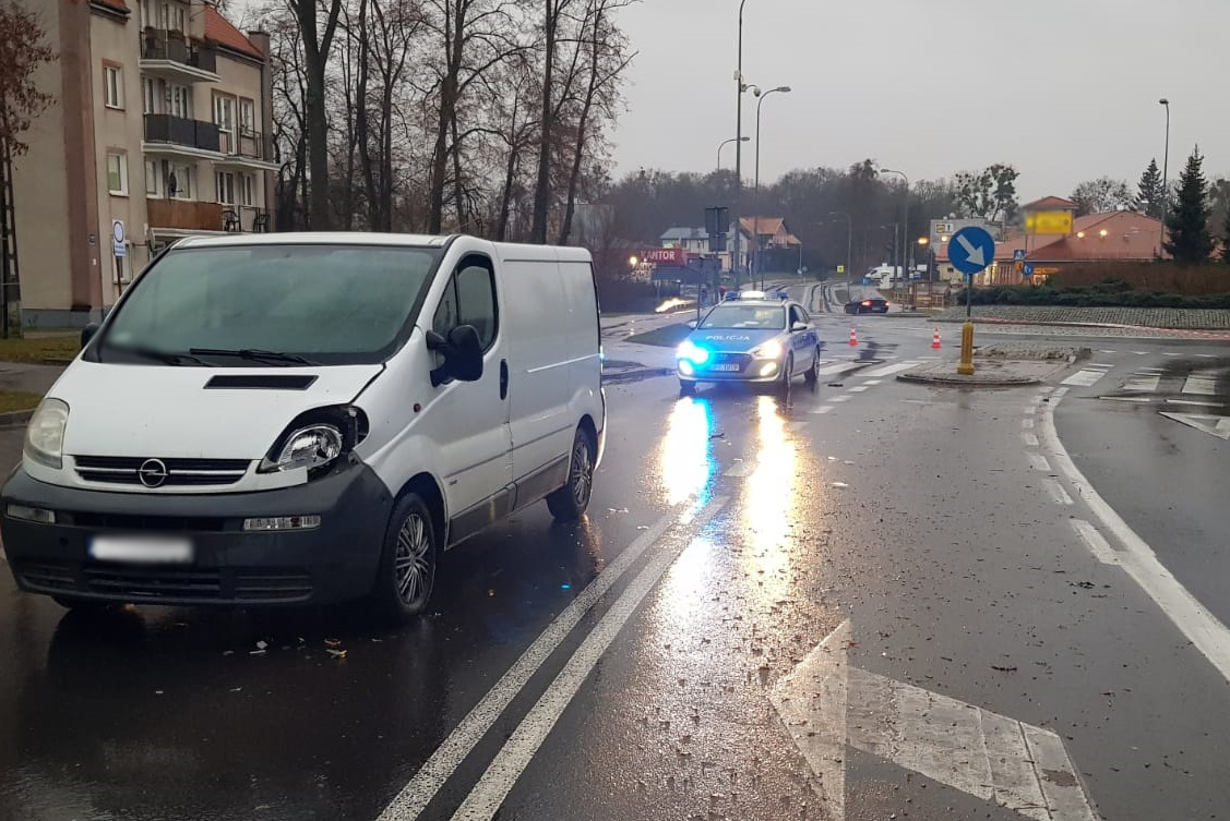 Miejsce potrącenia pieszego w Bartoszycach i uszkodzony samochód stojący na jezdni