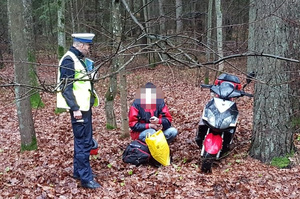 Interwencja wobec nietrzeźwego motorowerzysty. Motorower i kierowca z policjantem na poboczu drogi