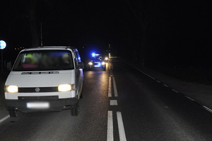 Miejsce zdarzenia drogowego w powiecie kętrzyńskim. Samochód i radiowóz stojące na jezdni