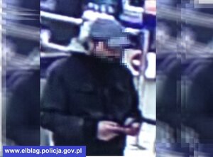 Zasłonięty wizerunek napastnika utrwalony przez monitoring