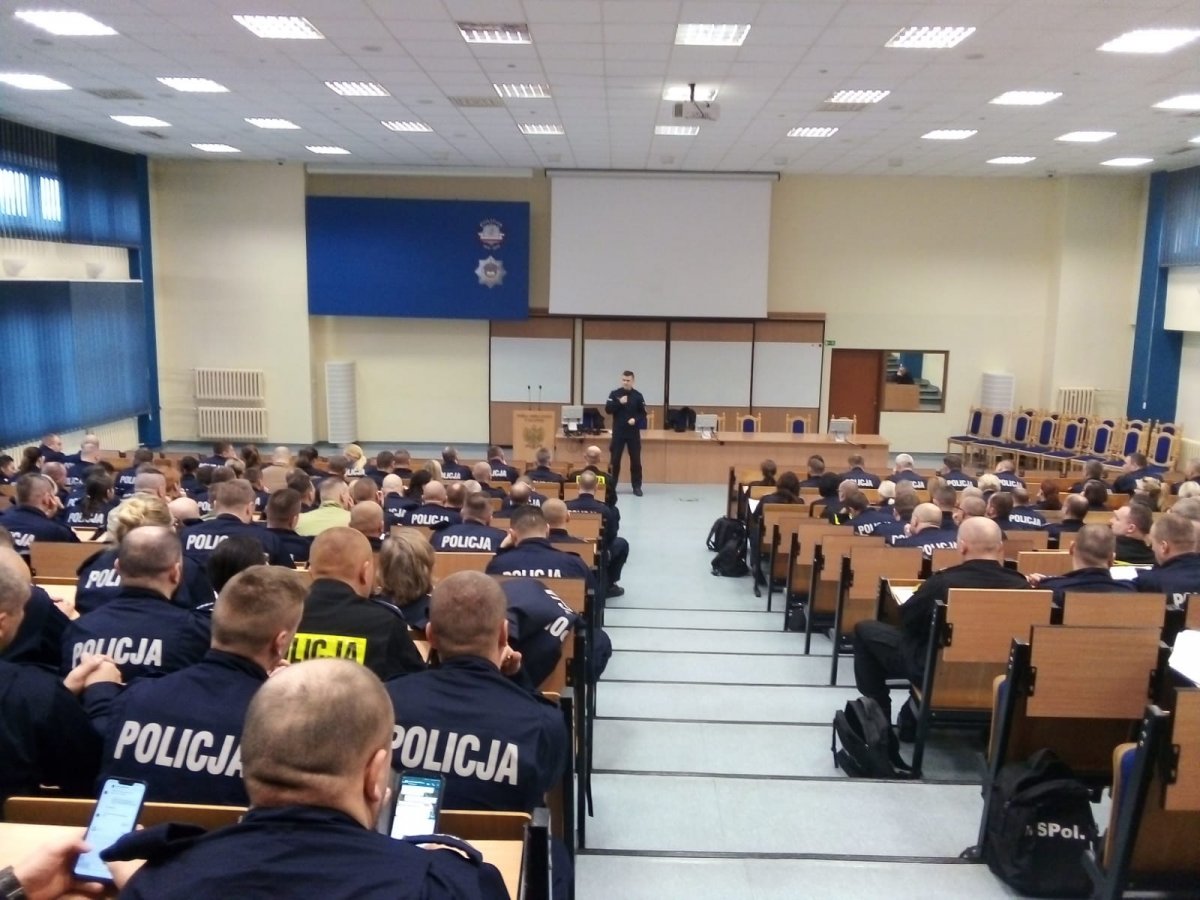 Uczestnicy spotkania z Pełnomocnikiem ds. Ochrony Praw Człowieka KWP w Olsztynie na sali WSPol w Szczytnie