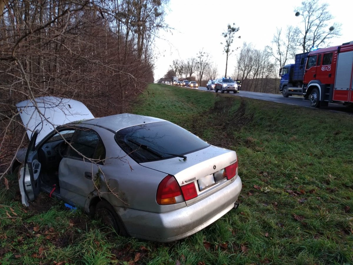 uszkodzony pojazd w rowie