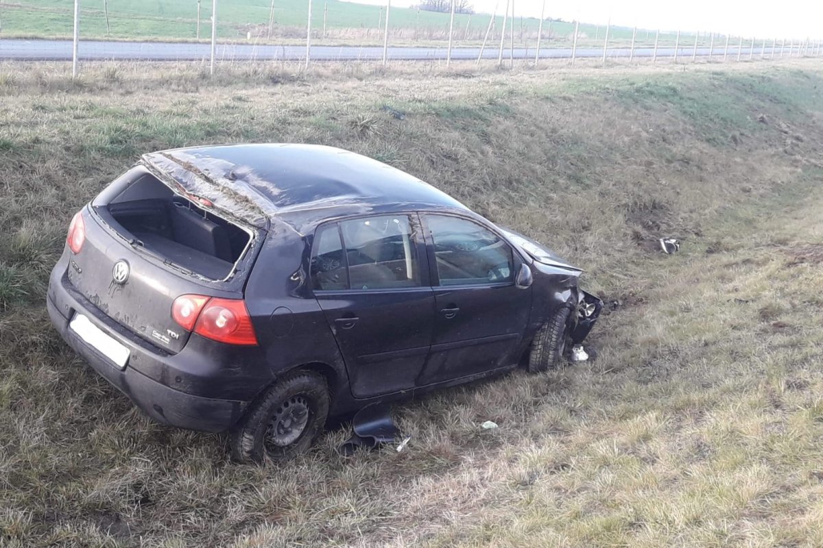 Miejsce zdarzenia drogowego w powiecie nidzickim. Uszkodzony samochód na poboczu drogi