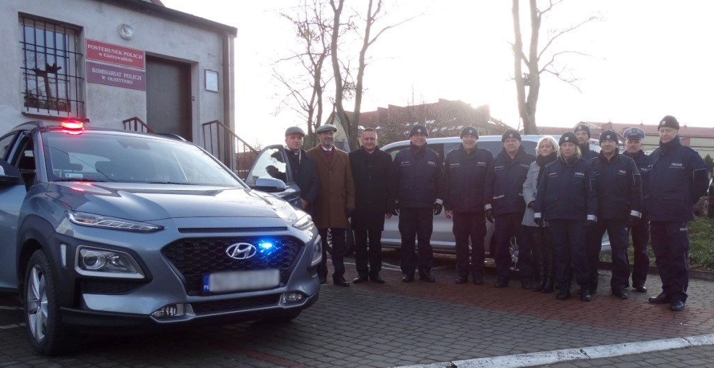 Przed budynkiem Posterunku znajdują się policjanci i zaproszeni gości oraz przekazany radiowóz marki Hundai Kona