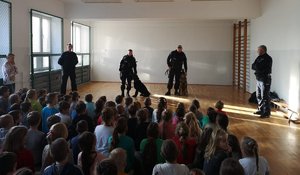 policjanci z psami służbowymi odwiedzili dzieci