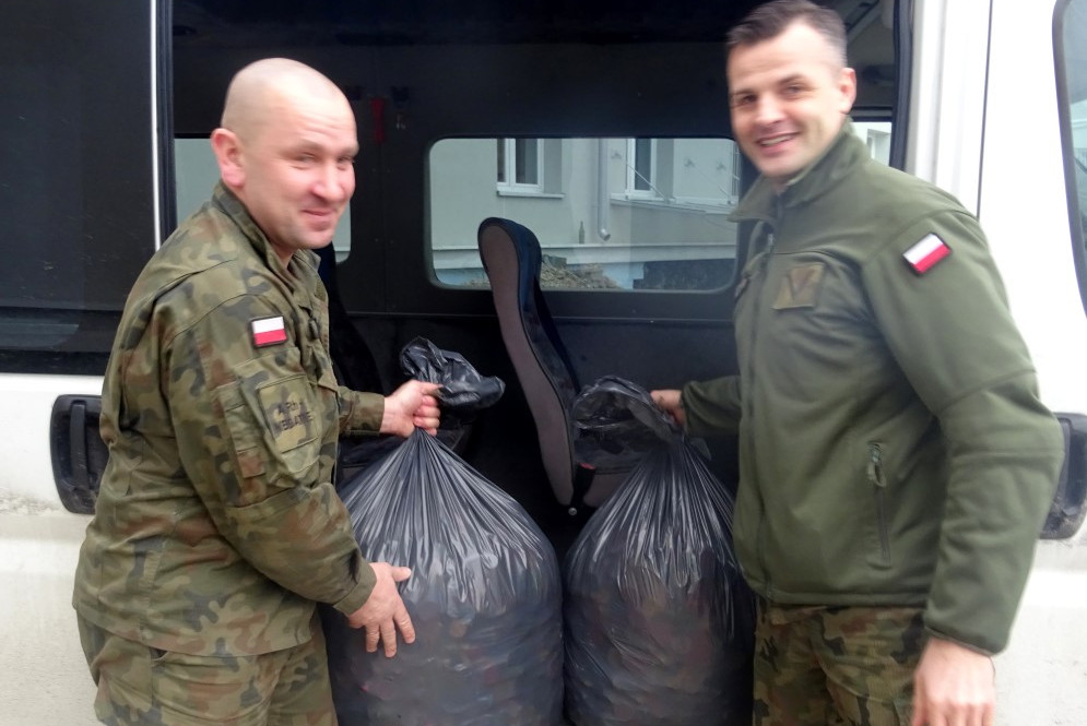Żołnierze z 15 Batalionu Saperów w Orzyszu z nakrętkami dla Poli