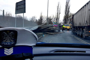 Miejsce zdarzenia drogowego w Nowym Mieście Lubawskim. Barierka uszkodzona ładunkiem ciężarówki