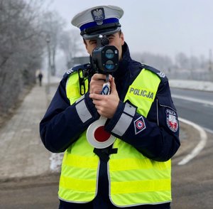 Policjant ruchu drogowego z ręcznym miernikiem prędkości