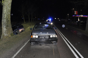 Miejsce zdarzenia drogowego w powiecie kętrzyńskim. Rozbite samochody na drodze