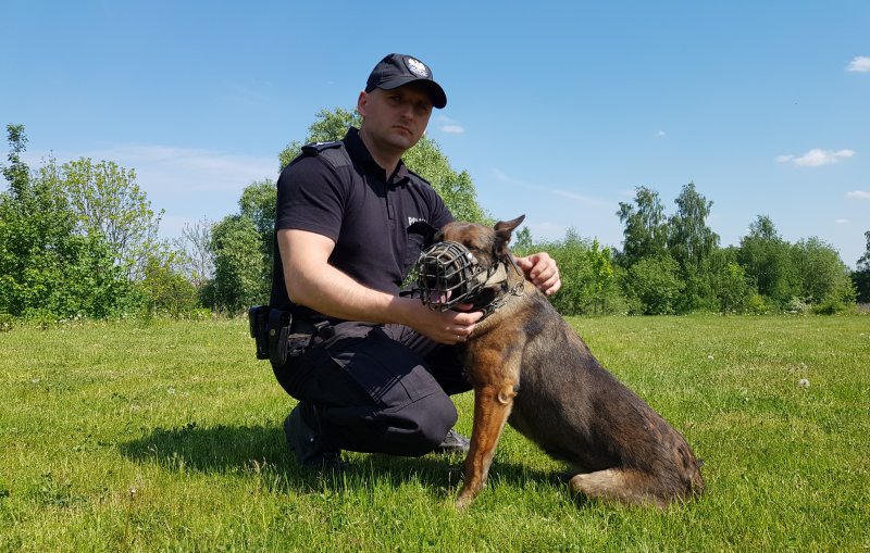Czara - policyjny pies wraz z przewodnikiem