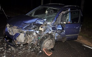 Miejsce zdarzenia drogowego w powiecie piskim. Rozbity samochód