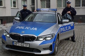 Policjanci, którzy pomogli kierowcy