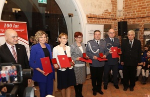 insp. Witold Barcikowski na Gali 100-lecia PCK zo dznaczeniem