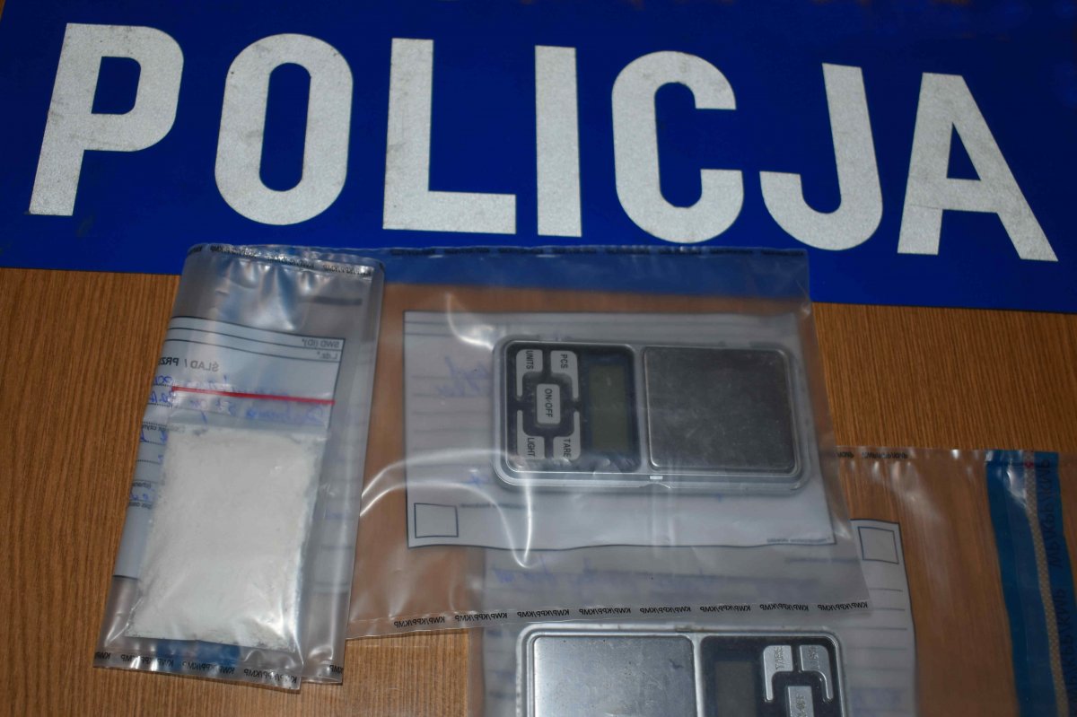 Narkotyki i wagi zabezpieczone przez policjantów z Bartoszyc