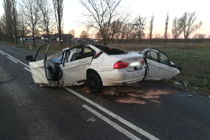 Miejsce zdarzenia drogowego w powiecie ostródzkim. Rozbite auto na drodze